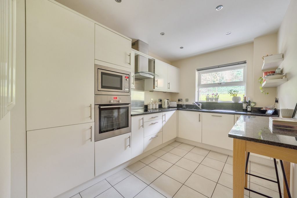 Additional image 3 of 2 bed flat for saleSouth Park, Gerrards Cross, Buckinghamshire SL9