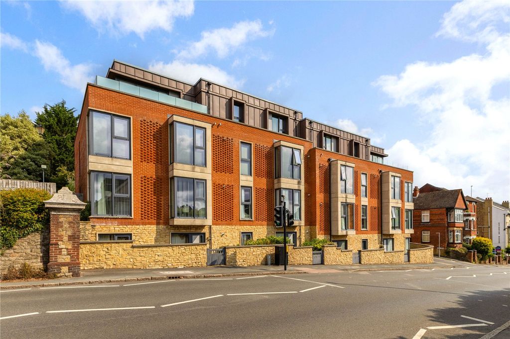 2 bed flat for saleDenzil Road, Guildford, Surrey GU2
