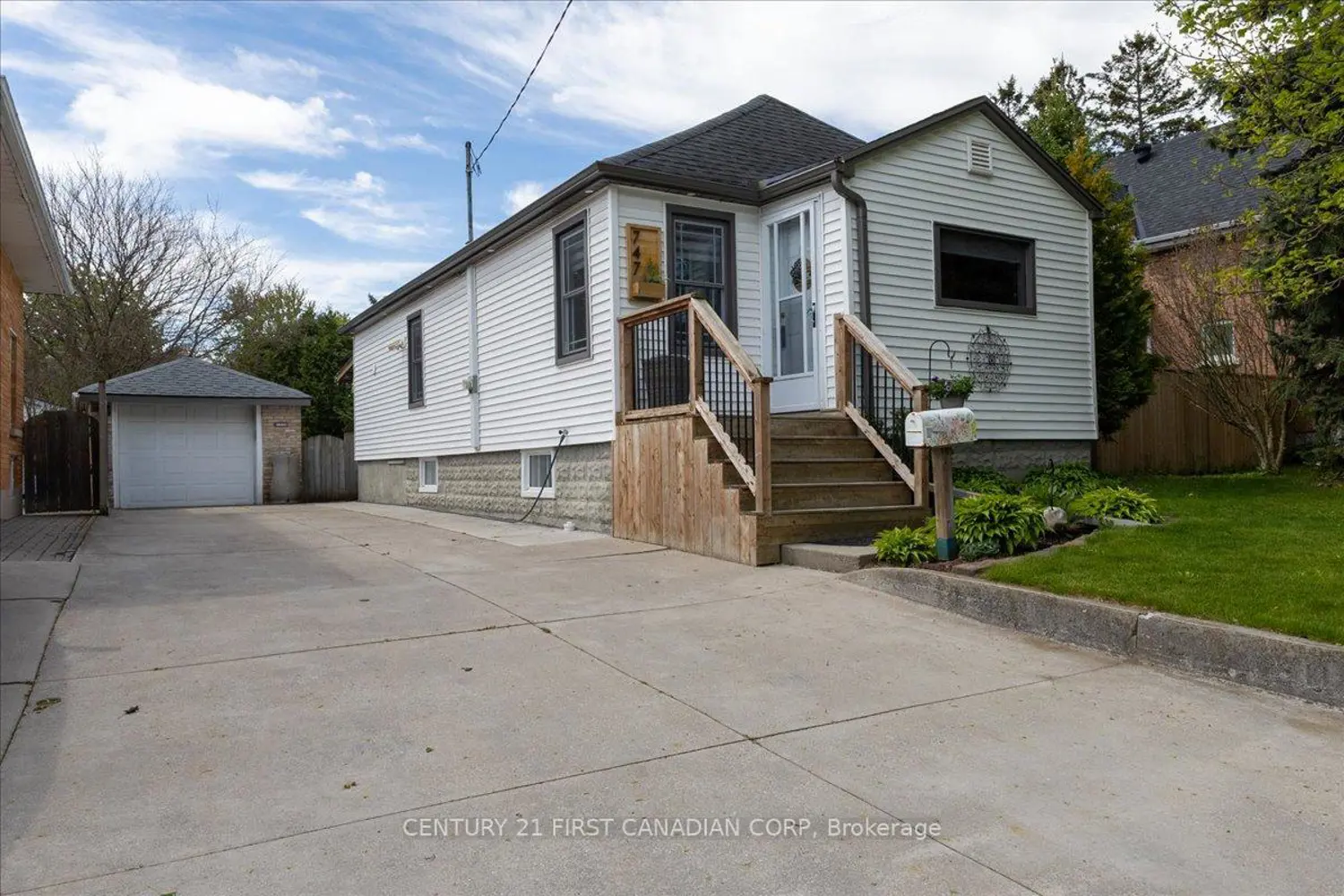 747 Whetter Avenue photo 3