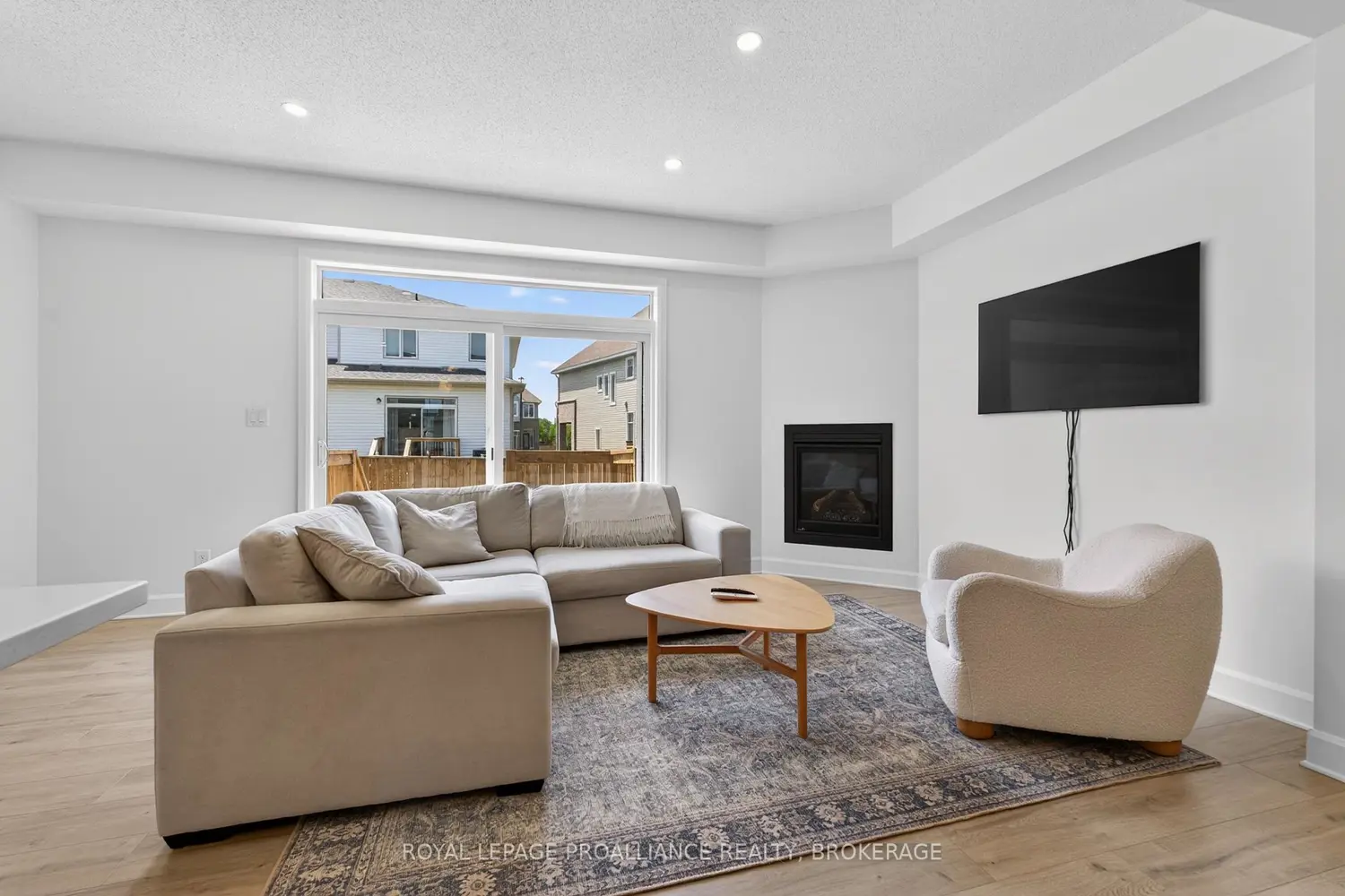 1536 Scarlet Street photo 3