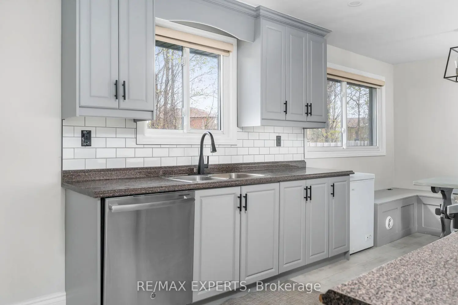 52 Maple Avenue photo 4