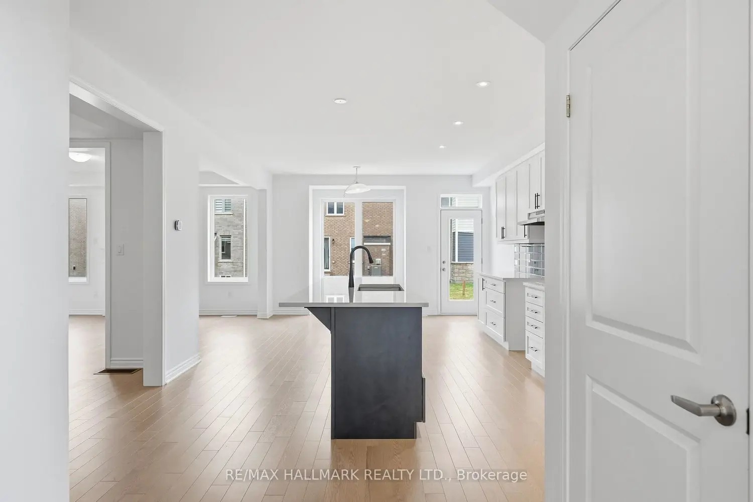 602 Newlove Street photo 5