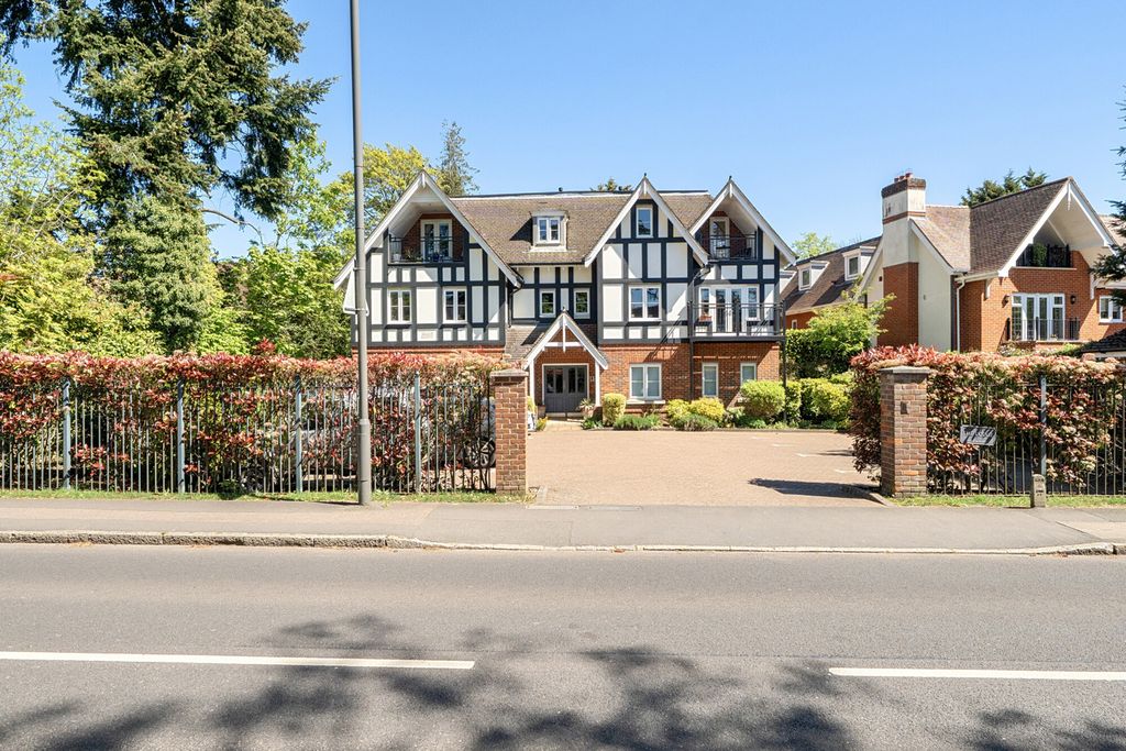2 bed flat for salePackhorse Road, Gerrards Cross, Buckinghamshire SL9
