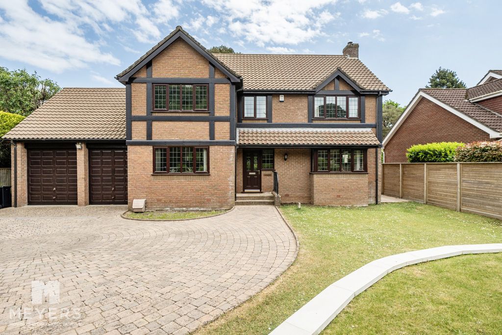 5 bed detached house for saleCarroll Avenue, Ferndown, 8 BH22