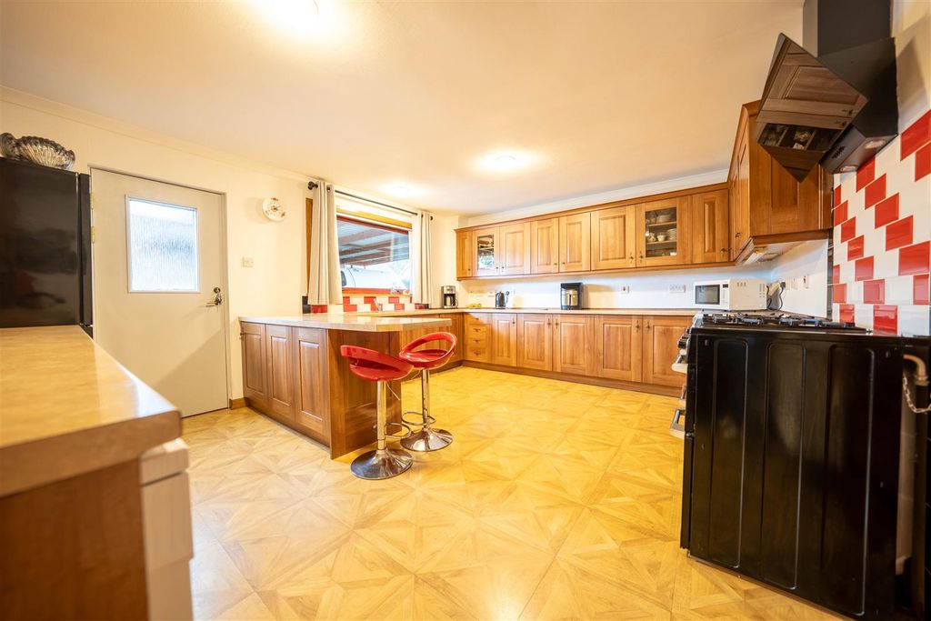4 bed property for saleDundee Road, Letham DD8 photo 3