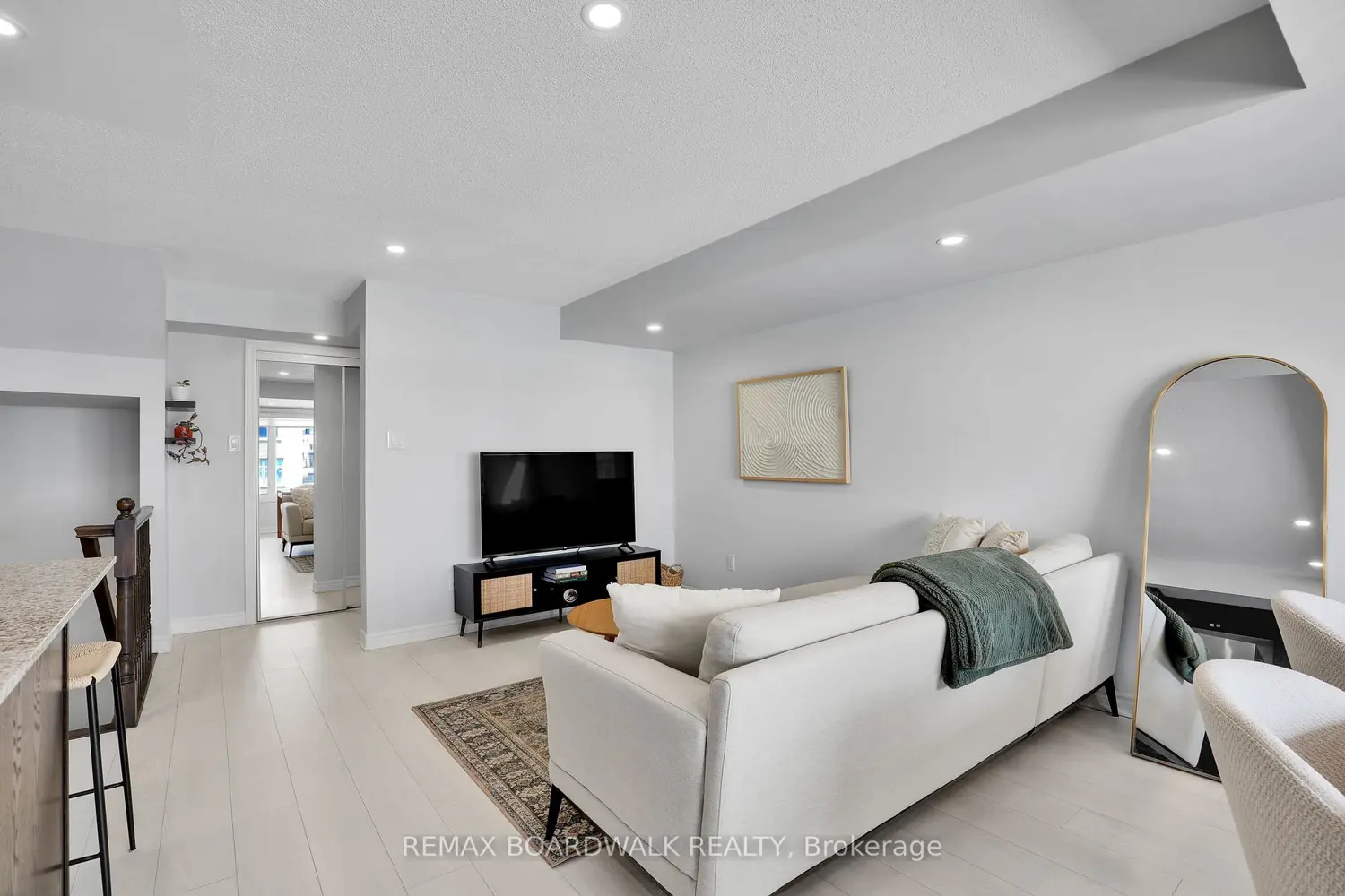 810 Mikinak Road photo 5
