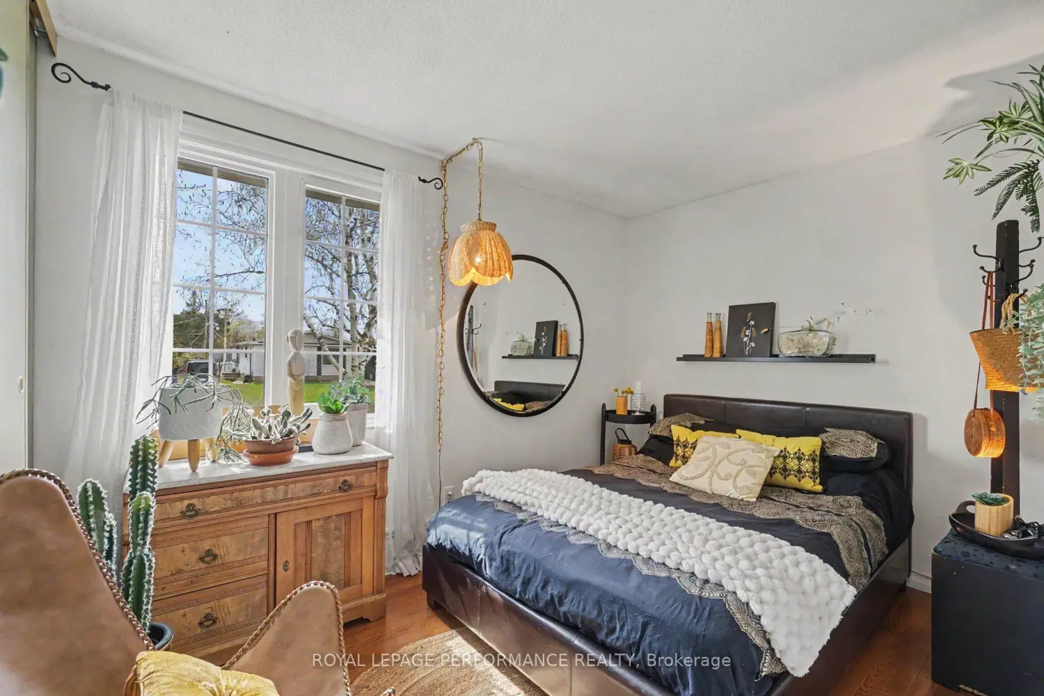 1497 Blackheath Street photo 2