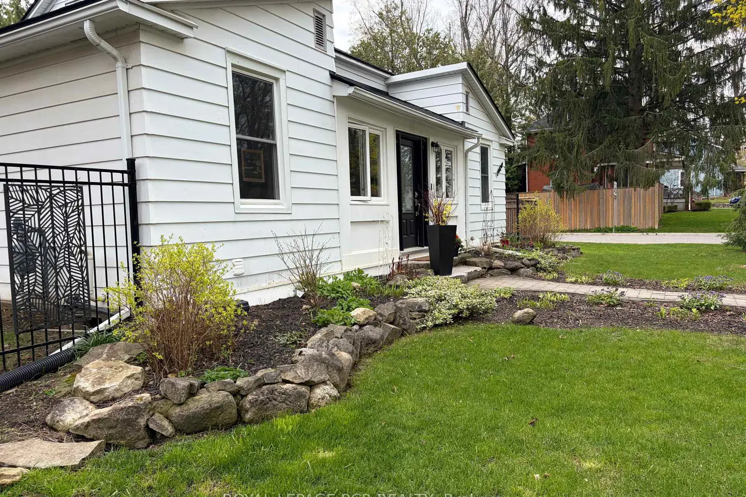 1429 Queen Street photo 2