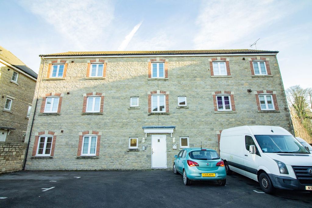 2 bed flat for saleEllworthy Court, Frome BA11