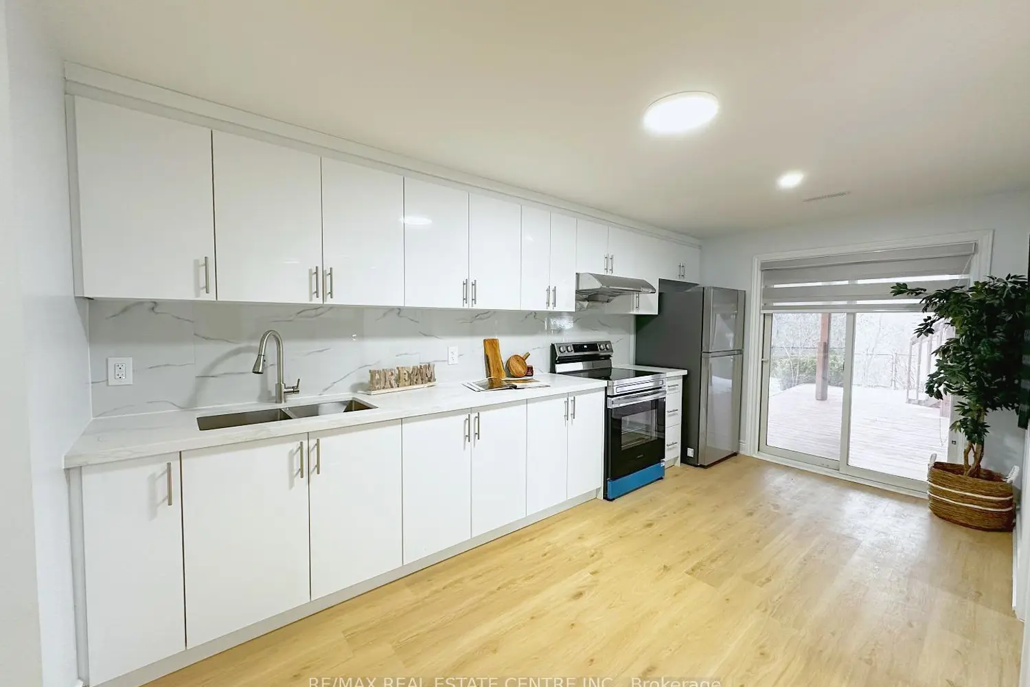 498 Bankside Drive photo 2