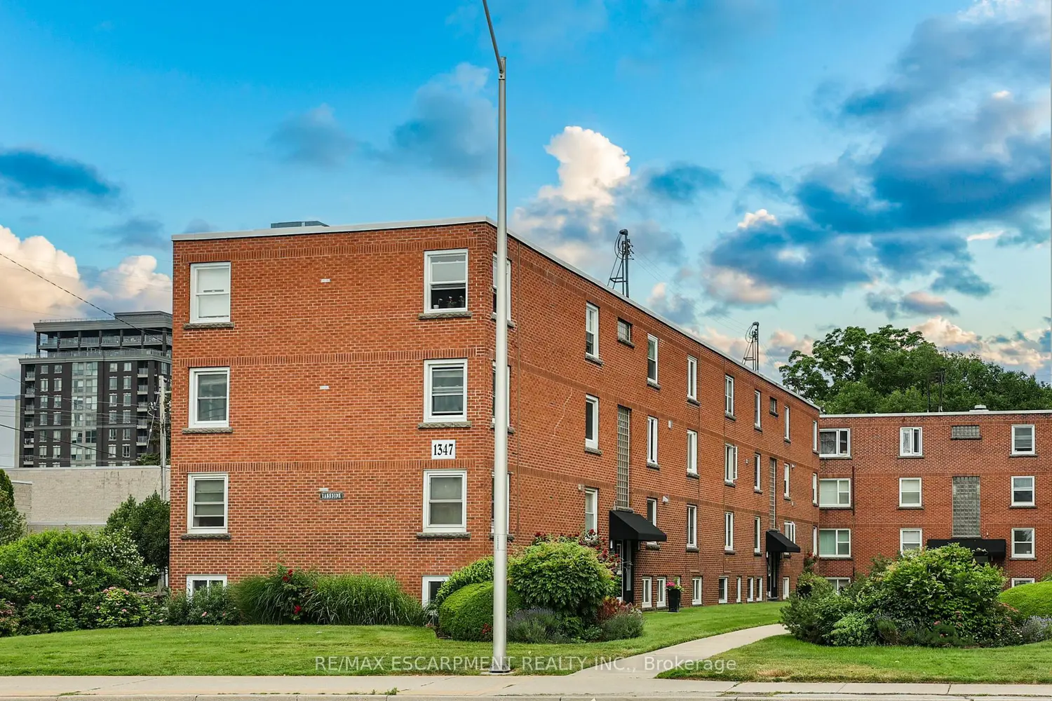 1347 Lakeshore Road 37