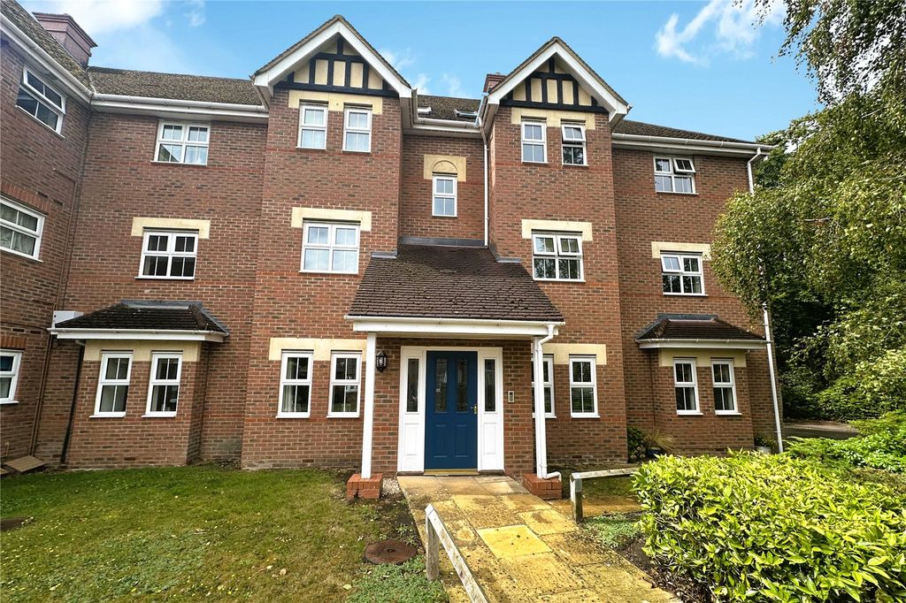 2 bed flat for saleKingsley Square, Fleet, Hampshire GU51
