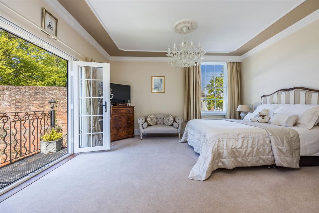 Additional image 4 of 5 bed property for saleCastle Street, Portchester PO16