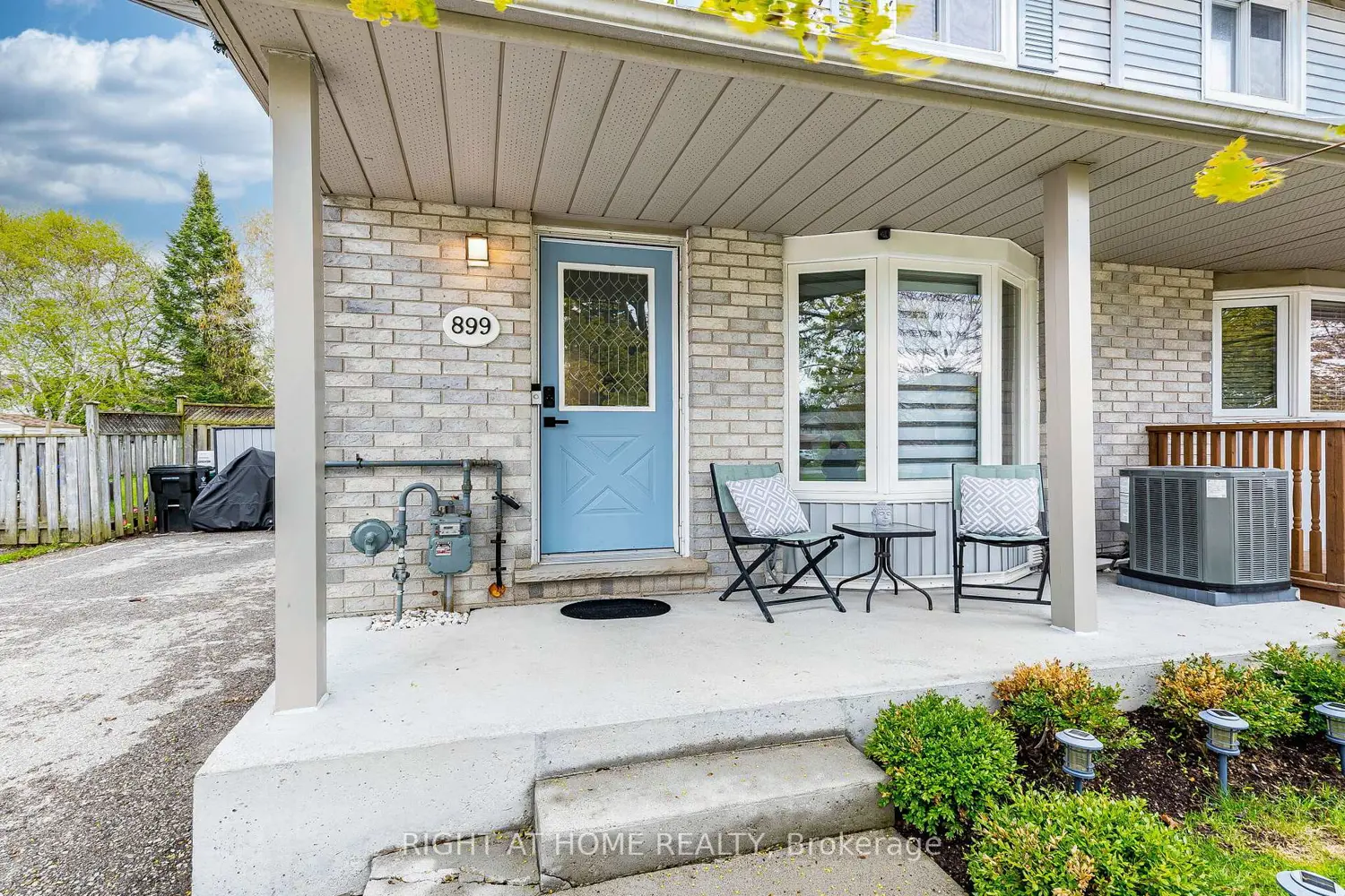 899 Elgin Street photo 2