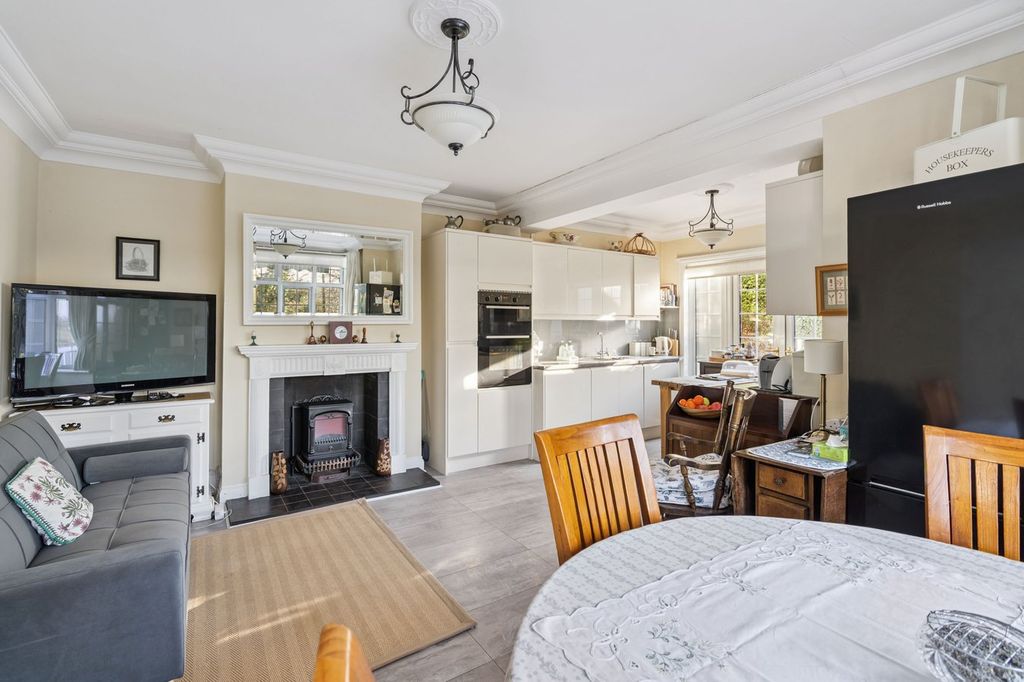 Additional image 3 of 3 bed flat for saleAmersham Road, Gerrards Cross SL9