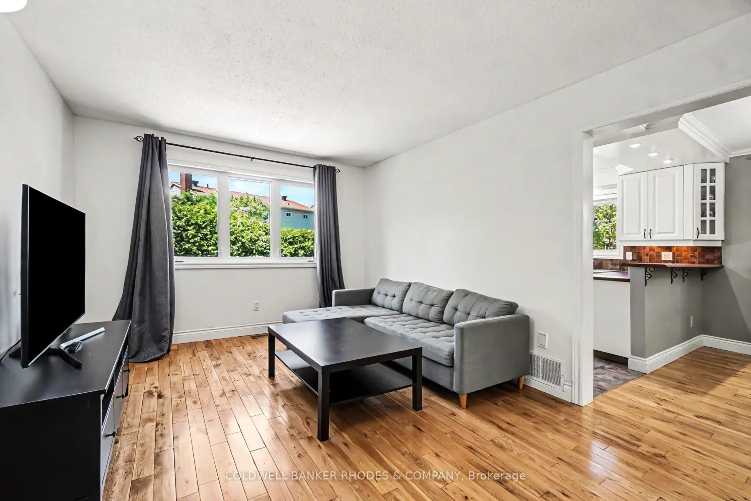 1809 Brousseau Crescent photo 3
