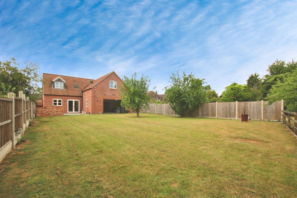 4 bed detached house for salePadmoor Lane, Upton DN21 photo 4
