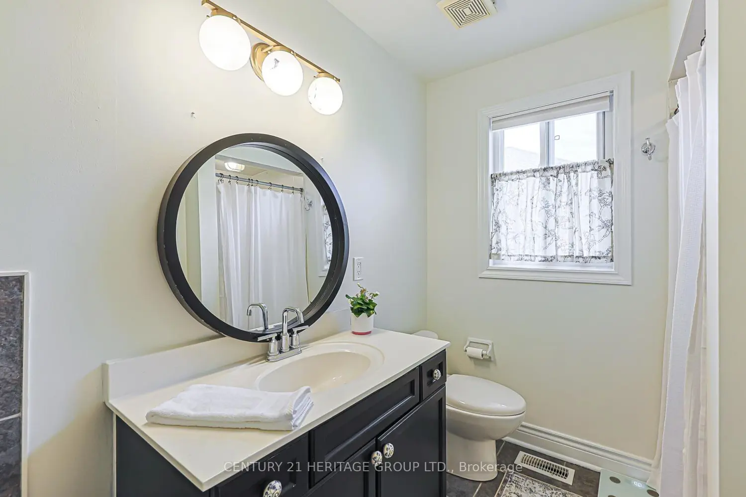 Additional image 11 of 996 Oaktree Crescent