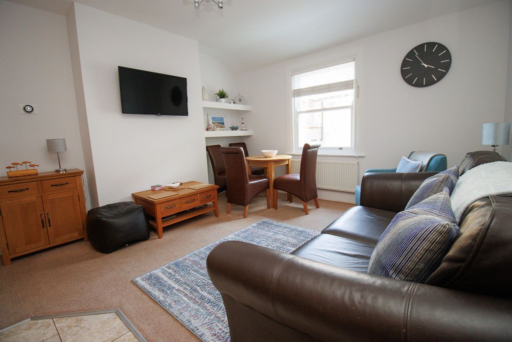 1 bed flat for saleThe Beach, Filey YO14 photo 5