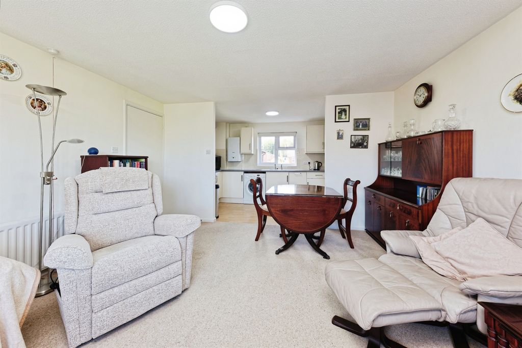 1 bed flat for saleAbbey Fields, Faversham ME13 photo 3