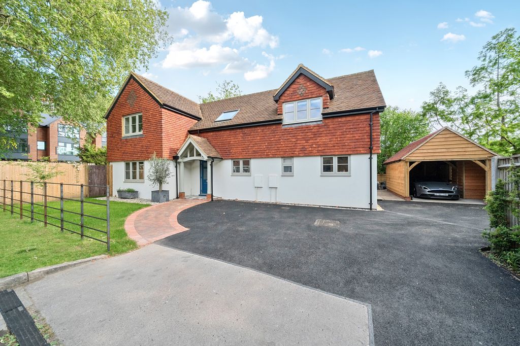 4 bed detached house for saleNewstead Close, Godalming GU7