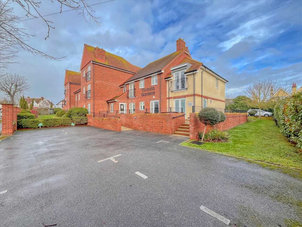 2 bed flat for saleVictoria Gardens, Hadleigh Road, Frinton On Sea CO13