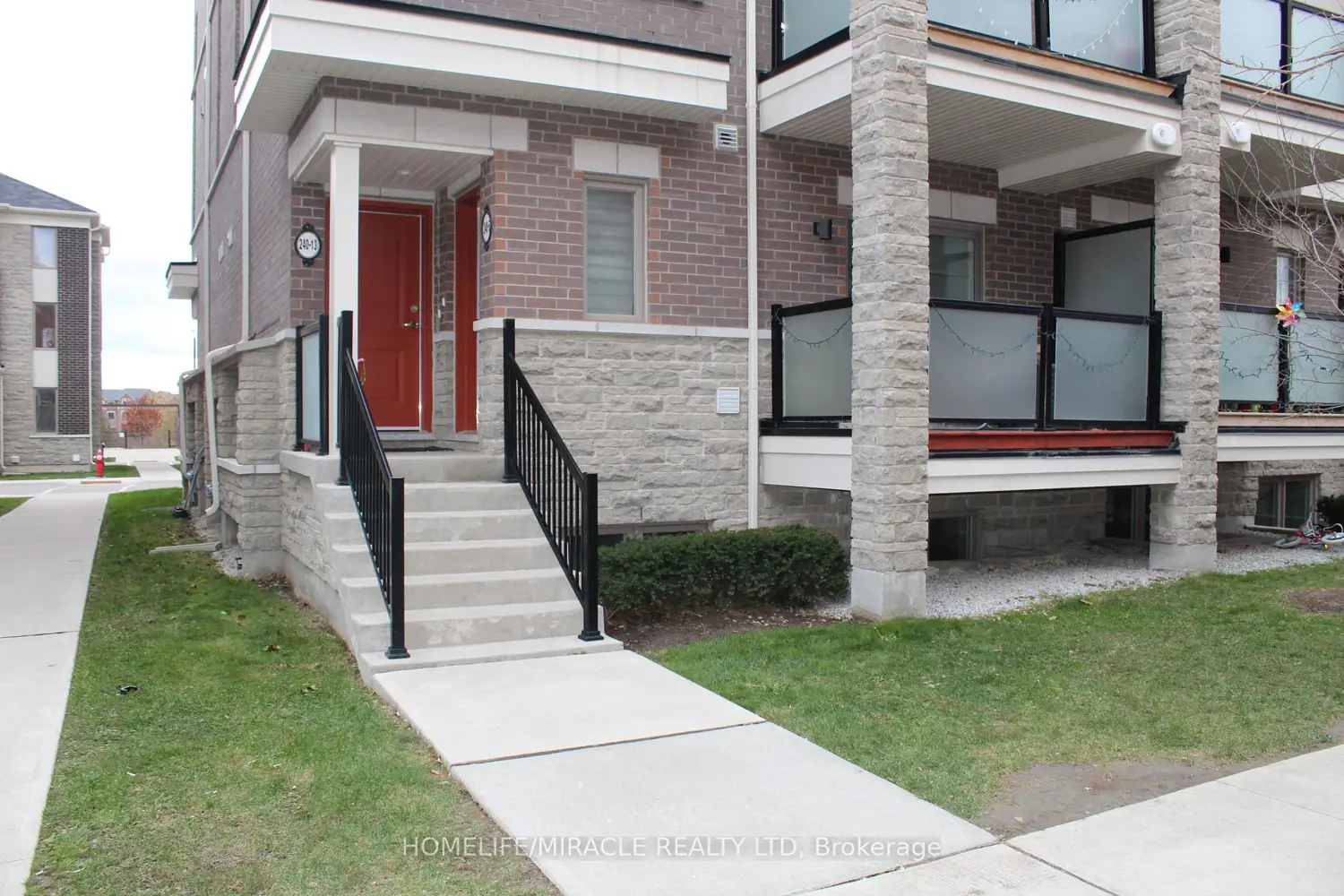 240 Lagerfeld Drive 5 photo 2