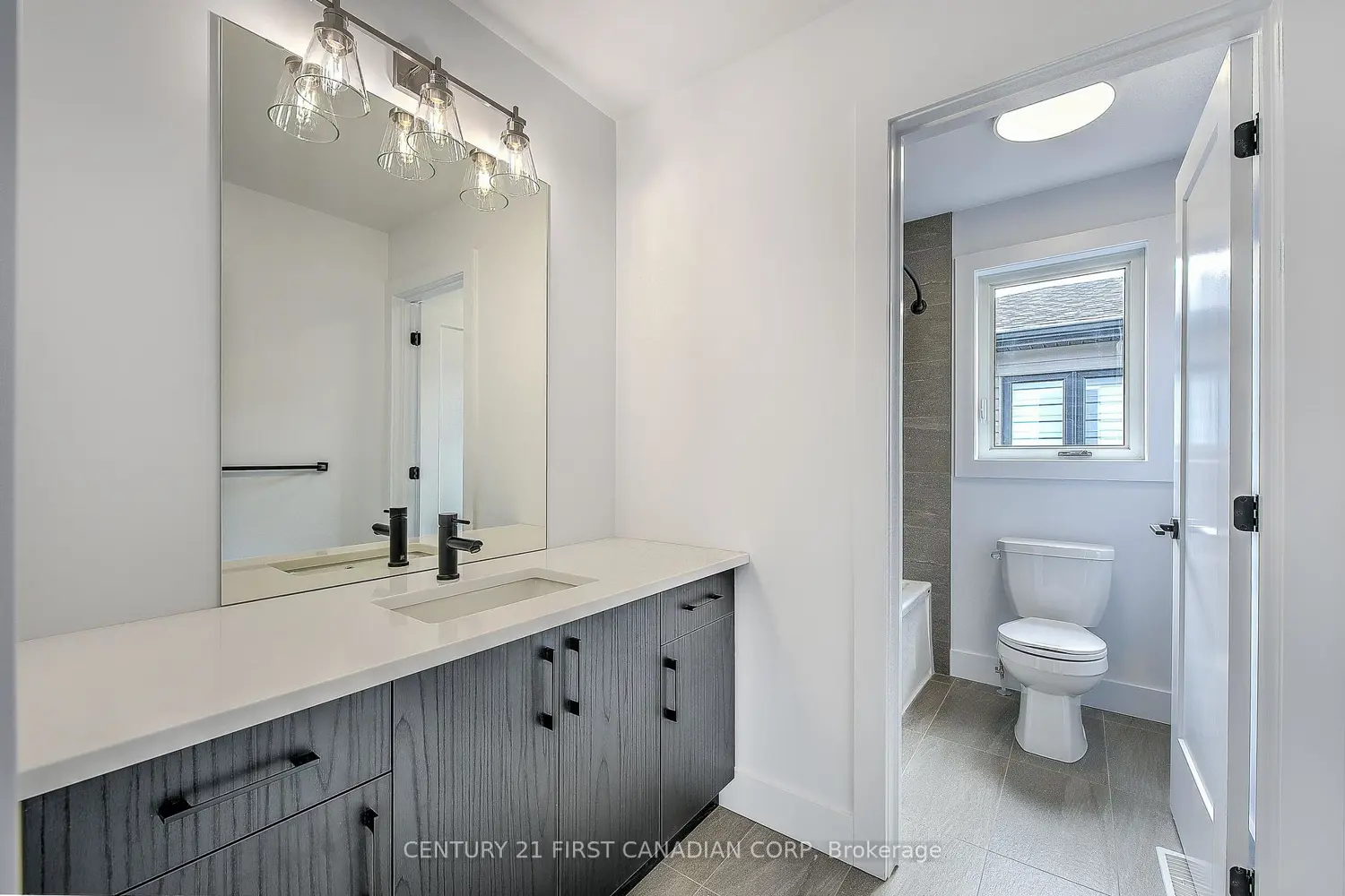 245 Hesselman Crescent photo 5