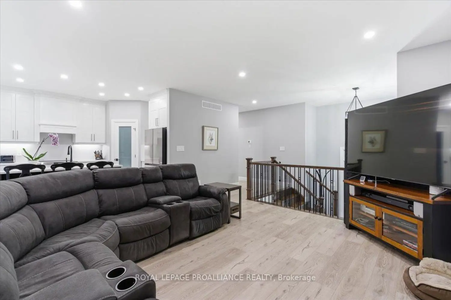 564 Willett Road photo 2
