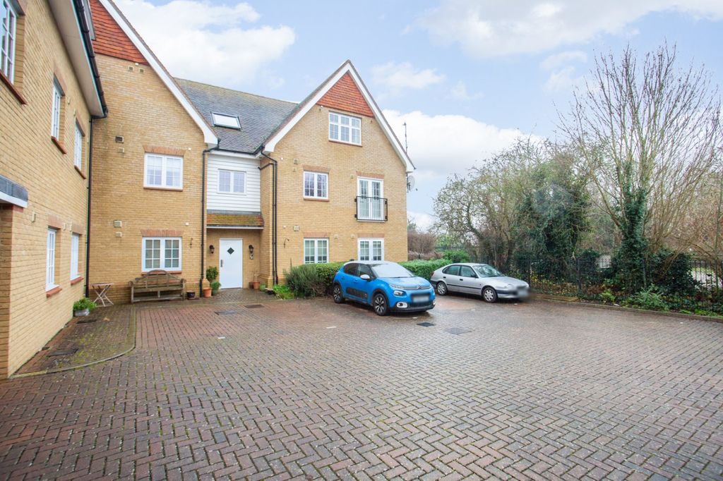 2 bed flat for saleLakeside Avenue, Faversham, Kent ME13 photo 4