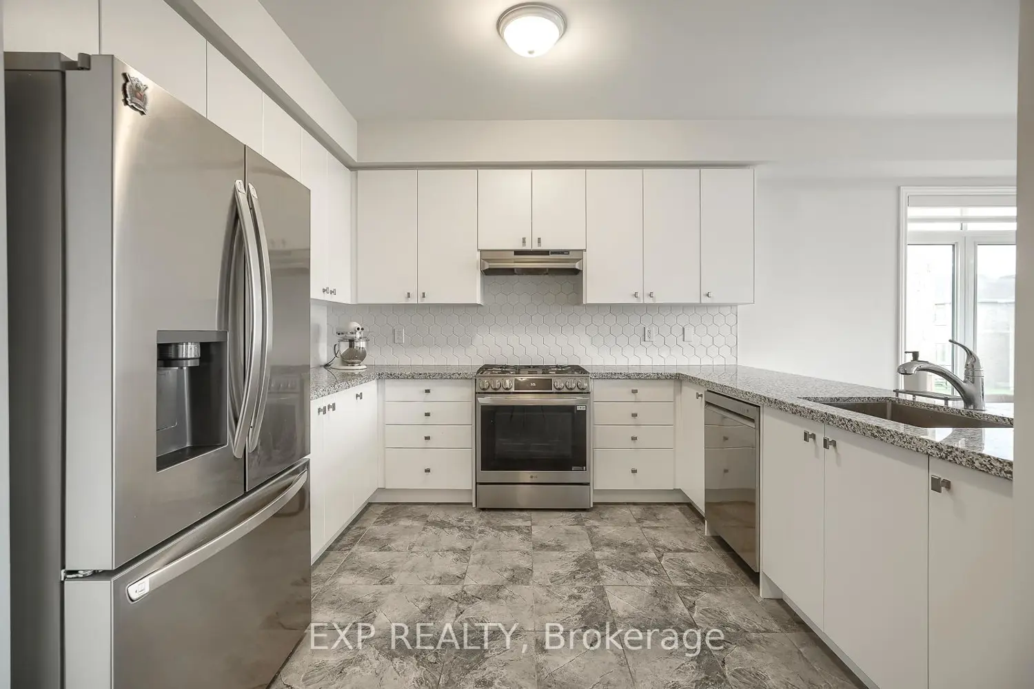 1020 Matthew Murray Crescent photo 5