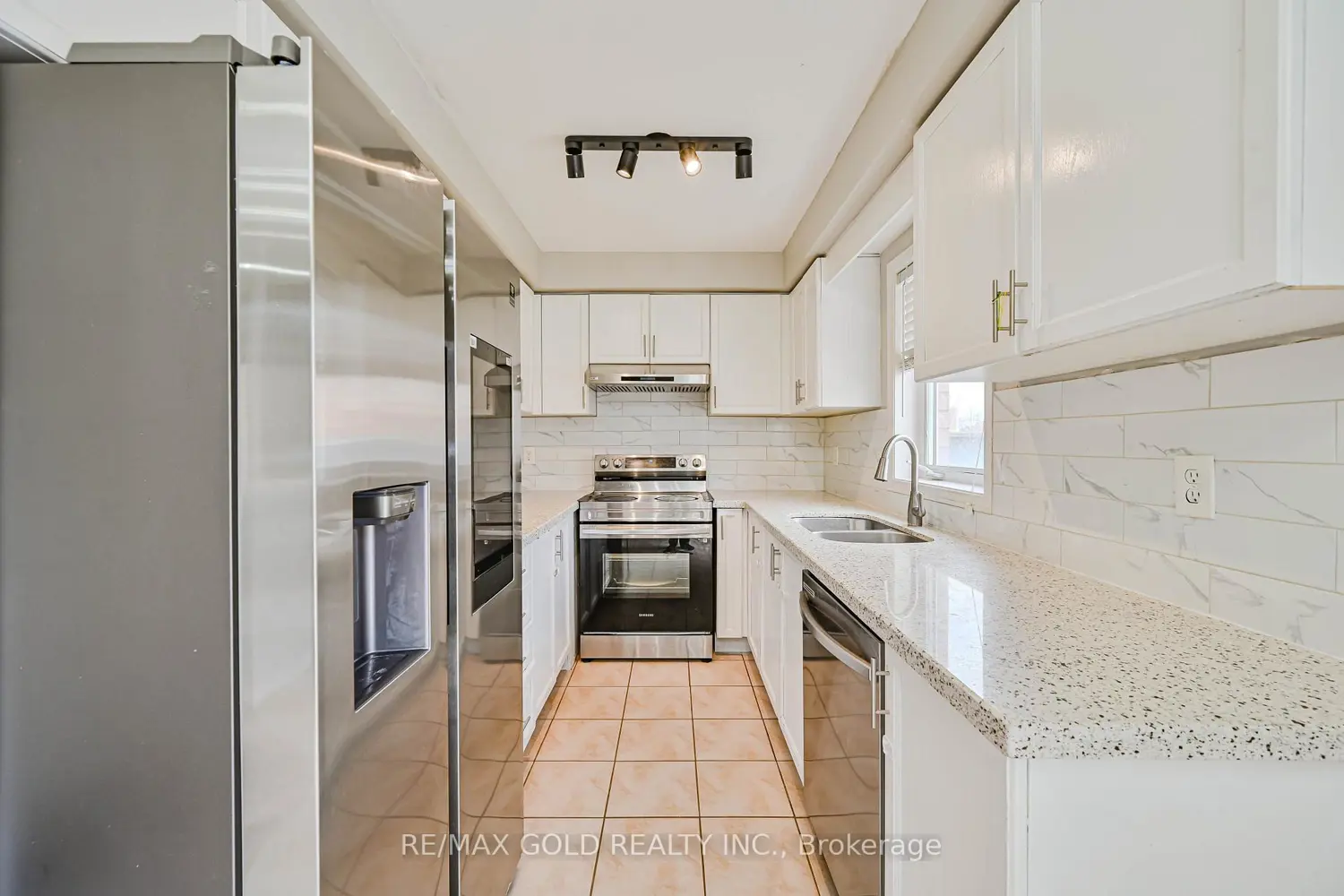 116 Heartleaf Crescent photo 5