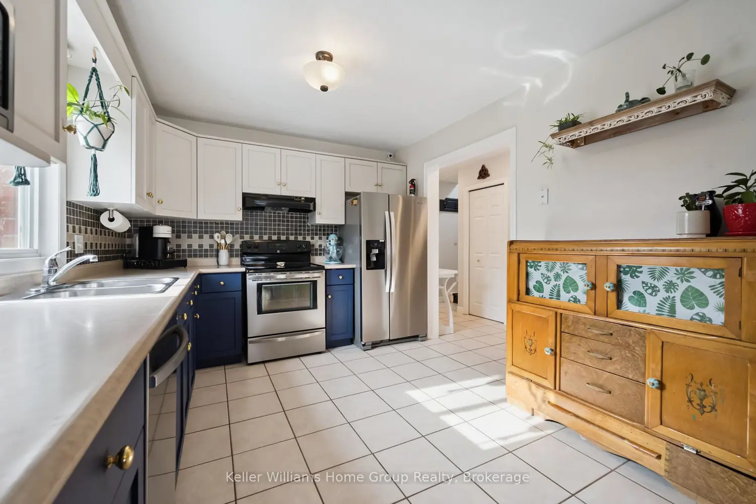 758 Victoria Terrace photo 4