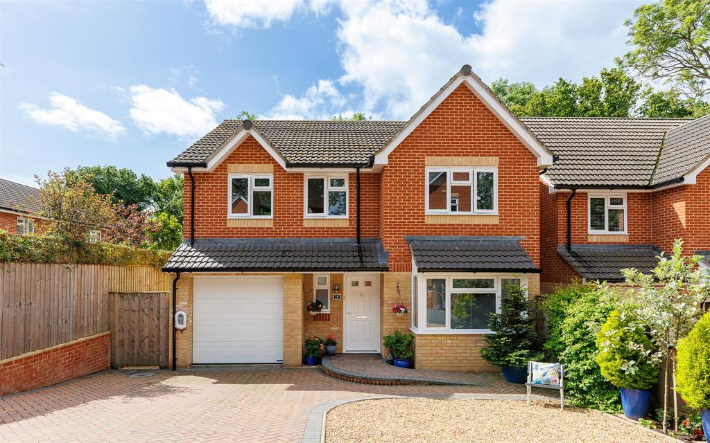 Additional image 2 of 5 bed detached house for saleHooke Close, Freshwater PO40