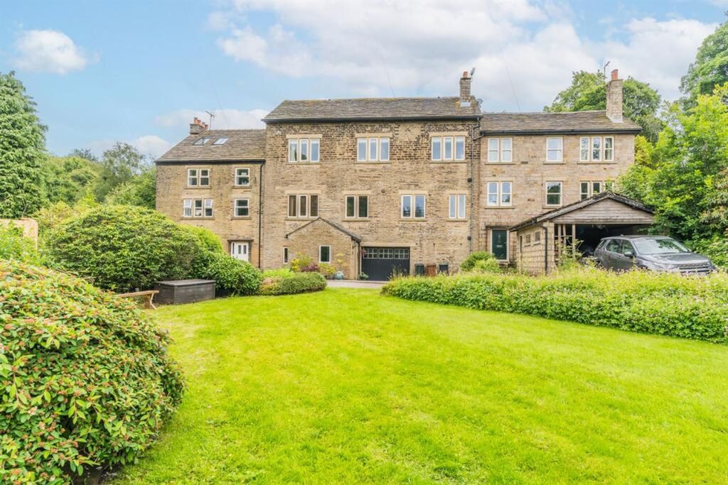 4 bed town house for saleChunal, Glossop SK13