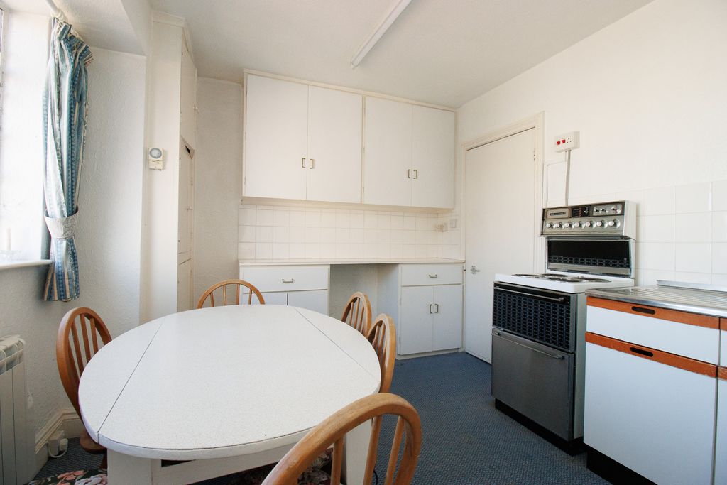 2 bed flat for saleThe Crescent, Filey YO14 photo 3