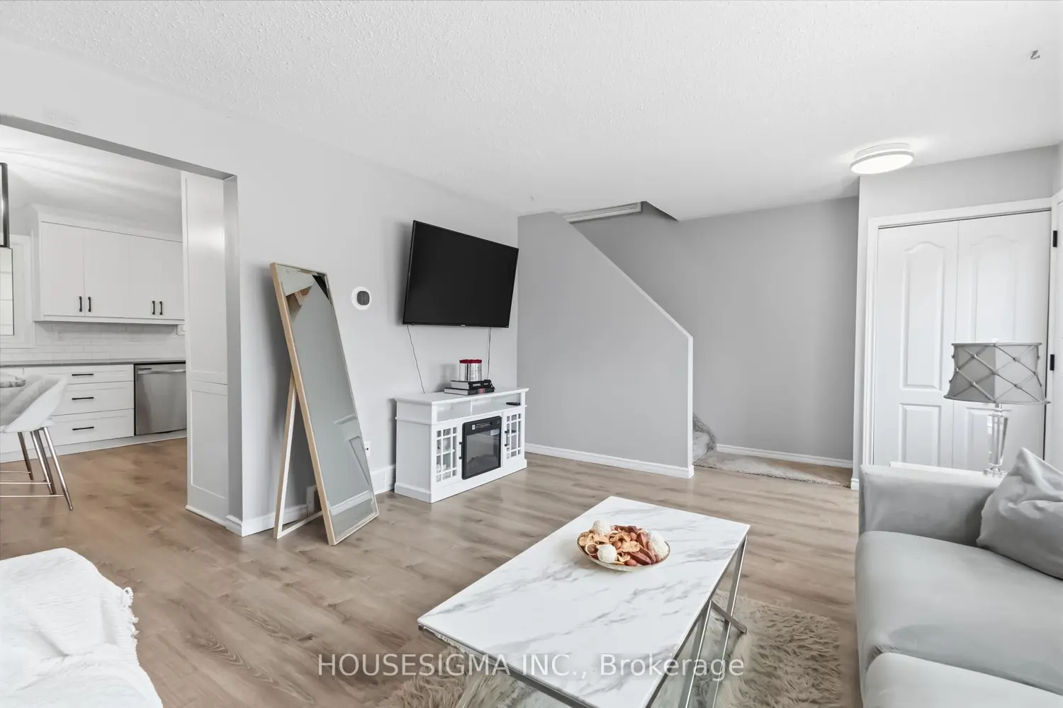 861 Dearness Drive photo 4
