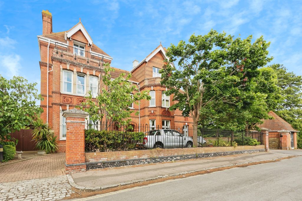 2 bed flat for saleWilliam Gibbs Court, Faversham ME13