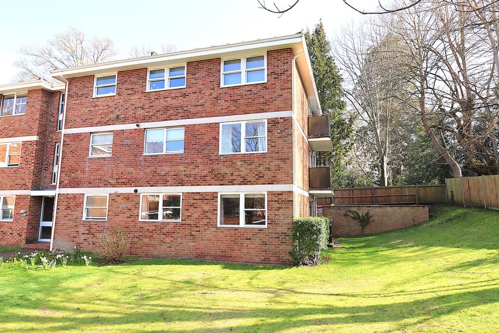3 bed flat for saleRapallo Close, Farnborough GU14