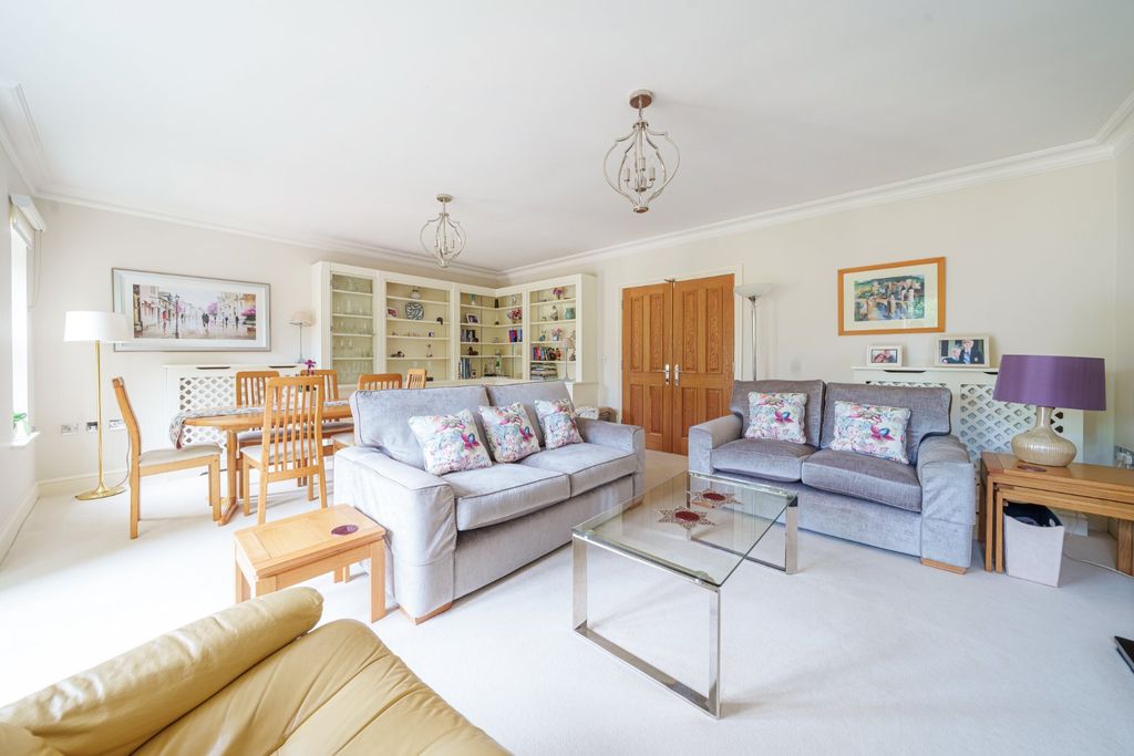 Additional image 3 of 2 bed flat for saleCrompton Hall, South Park, Gerrards Cross, Buckinghamshire SL9