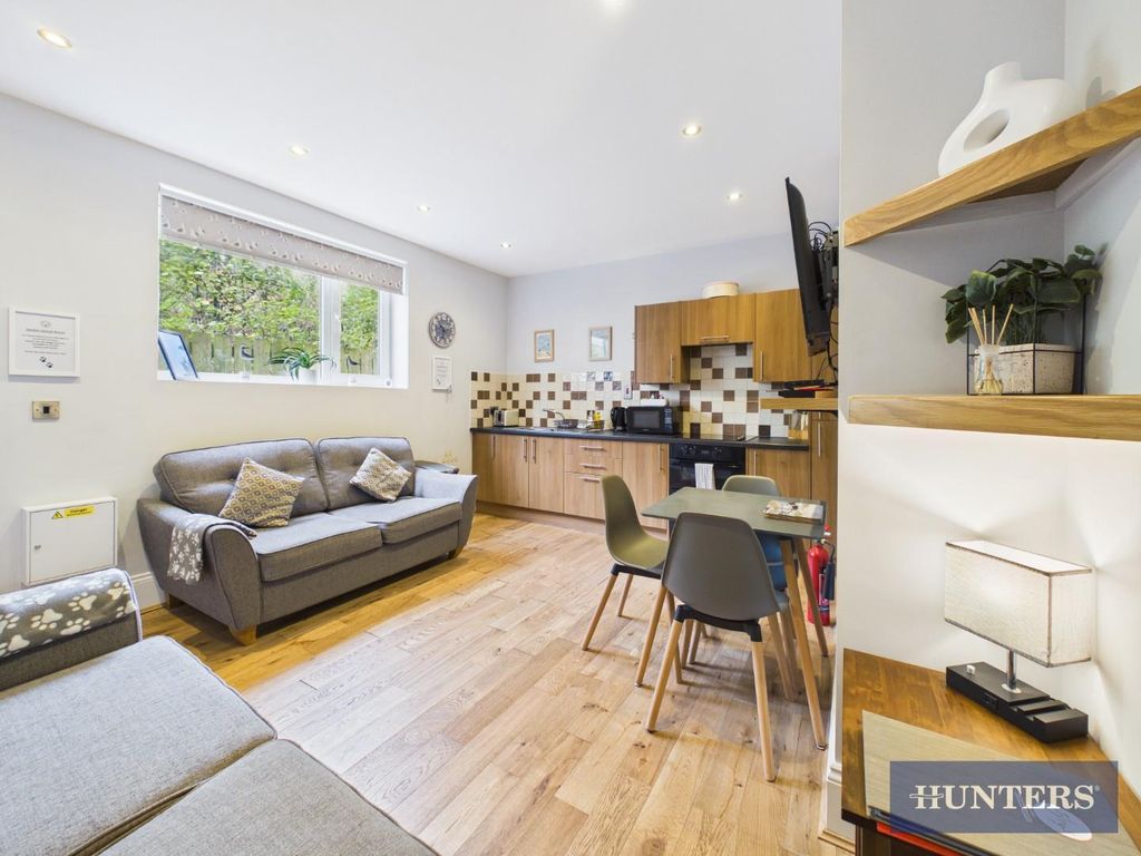 1 bed flat for saleThe Beach, Filey YO14 photo 2
