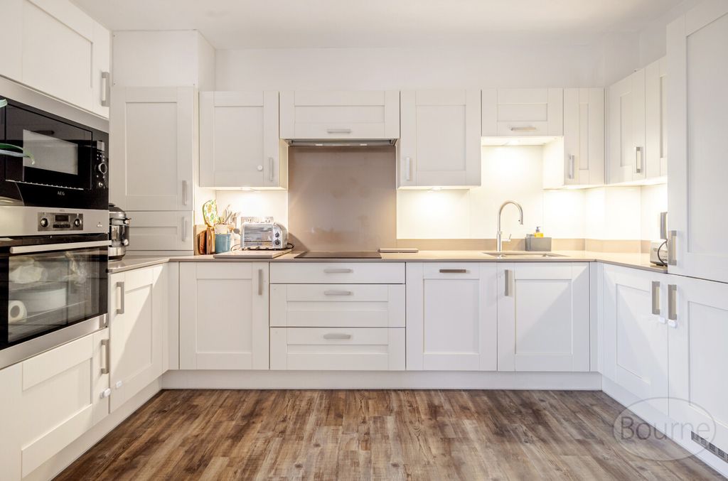 2 bed flat for saleDenzil Road, Guildford, Surrey GU2 photo 5