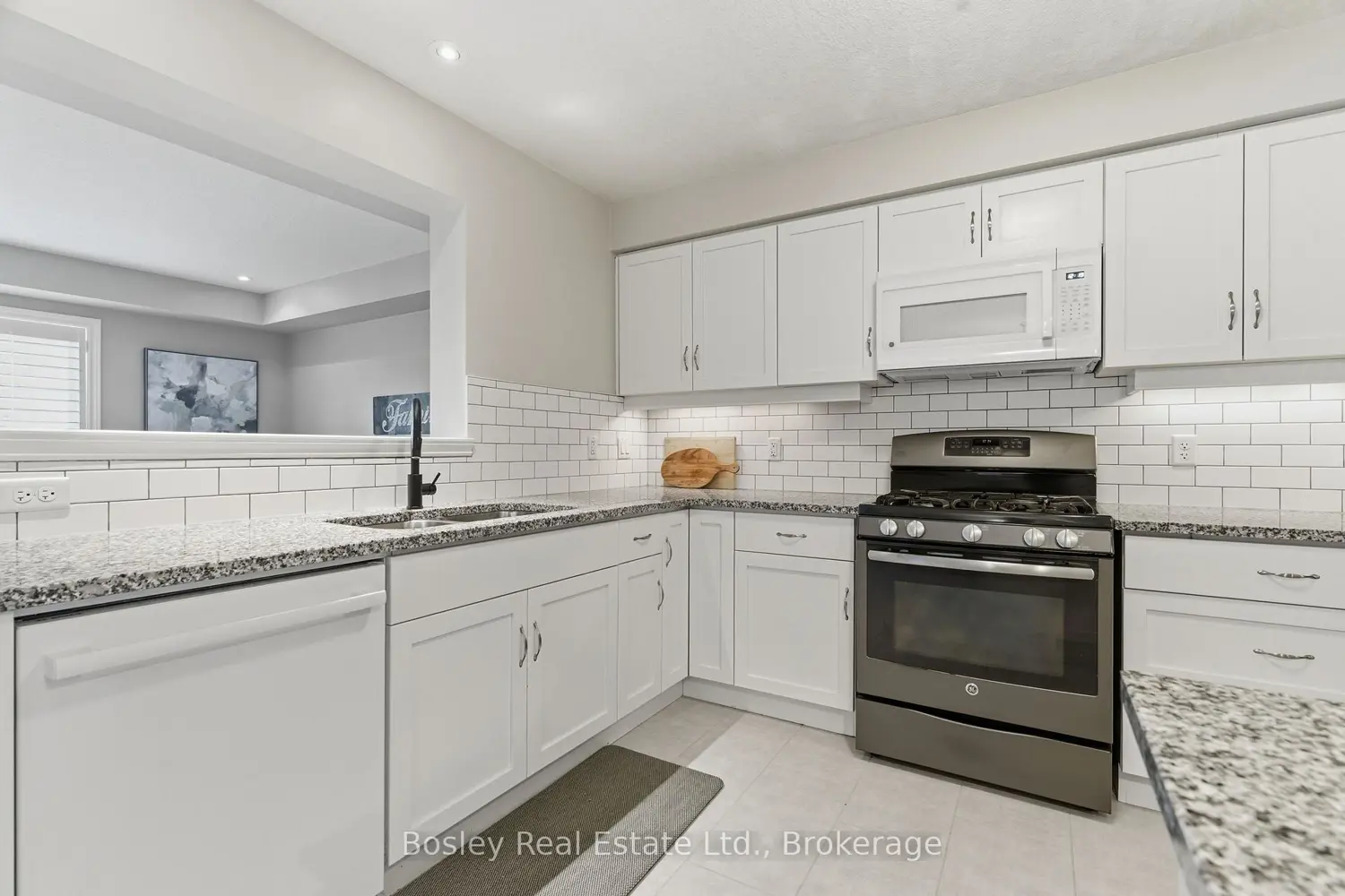 141 Couling Crescent photo 3