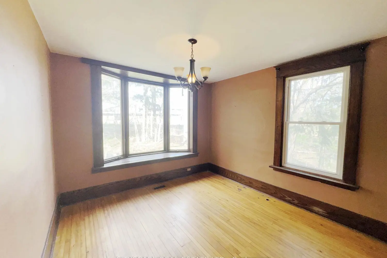 15 Humberstone Avenue photo 4