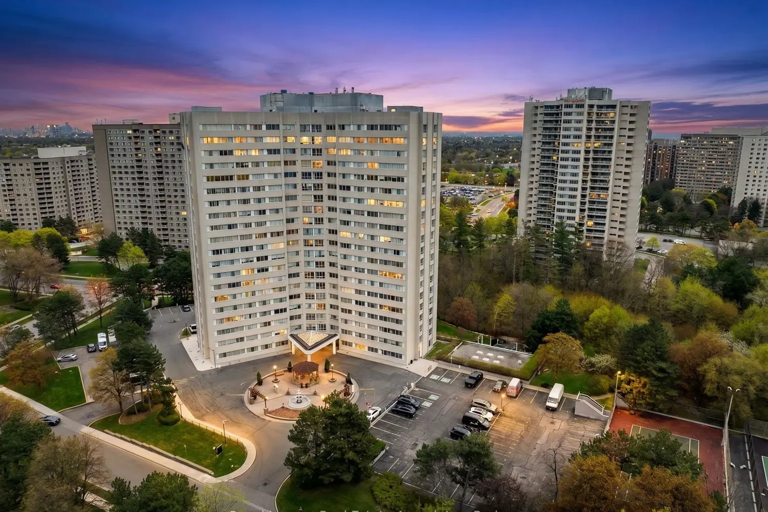 3695 Kaneff Crescent 1602