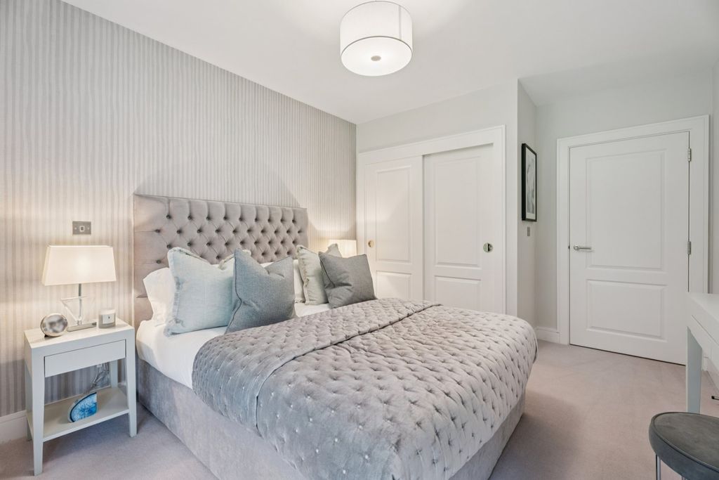 Additional image 6 of 2 bed flat for salePackhorse Road, Gerrards Cross, Buckinghamshire SL9