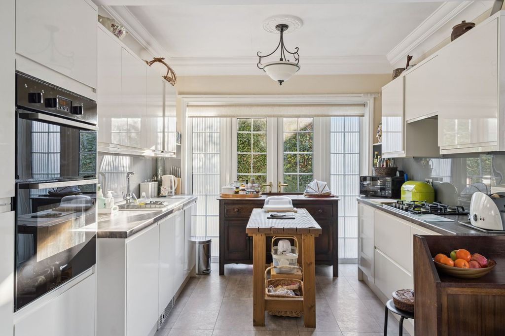 Additional image 5 of 3 bed flat for saleAmersham Road, Gerrards Cross SL9