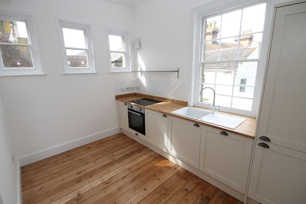 1 bed flat for saleThe Old Postmaster's House, East Street, Faversham ME13 photo 2