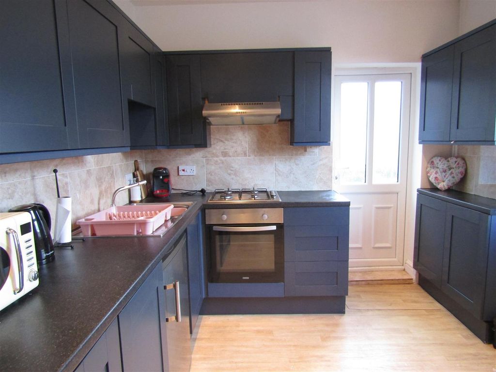 2 bed flat for saleSouthdene, Filey YO14 photo 2
