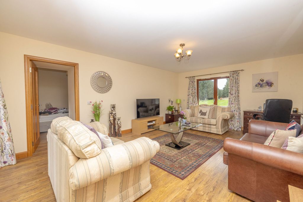 5 bed semi-detached house for saleStrichen AB43 photo 2